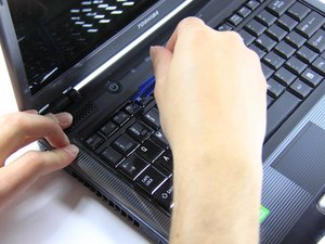 Langkah 1 — Buka tutup keyboard dan lepas baut