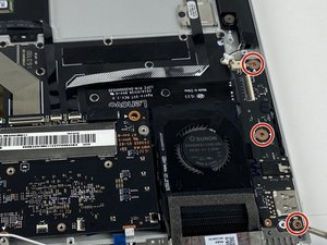 Langkah 4 — Mengeluarkan Port USB di Sisi Kanan