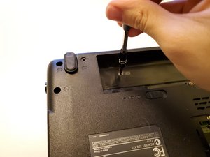 Langkah 6 — Melepas Bezel Keyboard