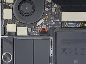 Langkah 1 — Menghilangkan Sekrup Penghubung Keyboard