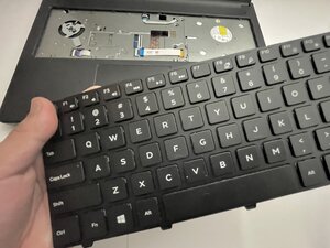 Langkah 6 — Pasang Kabel Keyboard Baru