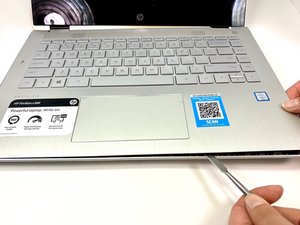Langkah 3 — Mengangkat Keyboard dari Casing