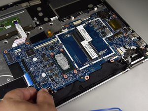 Langkah 8 — Angkat motherboard