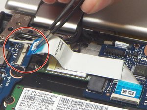 Langkah 6 — Mengangkat Kartu Nirkabel dan SSD