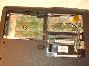 Langkah 5 — Mengambil Sekrup dari Kompartemen RAM dan Hard Drive