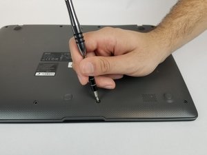 Langkah 1 — Mengeluarkan Screws dari Bagian Bawah Laptop