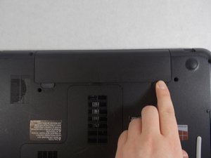 Langkah 2 — Buka Tutup Bagian Bawah Laptop