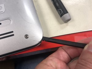 Langkah 2 — Mengangkat Casing Laptop