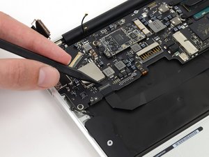 Langkah 8 — Lepaskan Kabel Trackpad