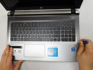 Langkah 7 — Lepaskan Penjepit Keyboard