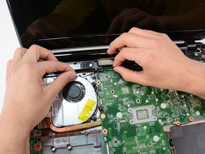 Langkah 4 — Mengangkat Motherboard