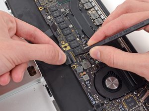 Langkah 6 — Lepaskan Kabel Keyboard