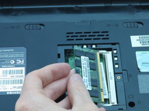 Langkah 4 — Lepaskan Kabel Ribbon Keyboard