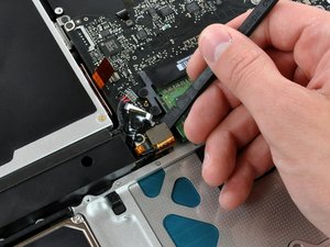 Langkah 8 — Mengangkat Kabel Trackpad
