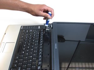 Langkah 3 — Lepaskan Kabel Keyboard dan Buka Panel Bawah