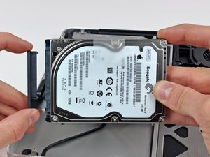 Langkah 3 — Mengganti Kabel Hard Drive