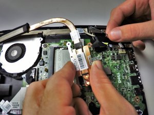 Langkah 4 — Lepaskan Penjepit dan Sekrup pada Heat Sink