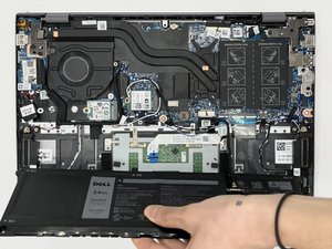 Langkah 3 — Memasang Baterai Baru dan Menutup Casing