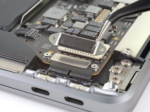 Langkah 5 — Lepaskan Cover USB-C