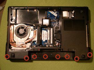 Langkah 9 — Mengeluarkan Baut Hinge Chassis
