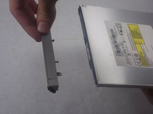 Langkah 3 — Lepaskan Penutup Optik dan Bracket
