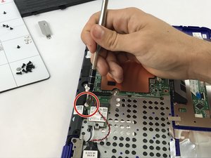 Langkah 5 — Lepaskan Sekrup Motherboard
