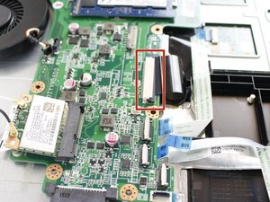 Langkah 6 — Mengangkat Motherboard