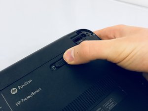 Langkah 2 — Membuka Casing Laptop