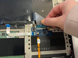Langkah 5 — Lepaskan Kabel Keyboard