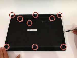Langkah 1 — Menghilangkan Screws di Bagian Belakang