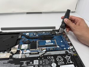 Langkah 3 — Melepas Konektor LCD ke Motherboard