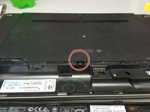 Langkah 3 — Lepaskan Panel Belakang