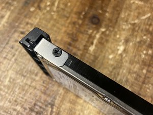 Langkah 3 — Langkah 3: Mengganti Bracket Hard Drive