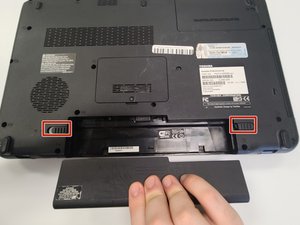 Langkah 2 — Buka Panel Belakang dan Akses Hard Drive