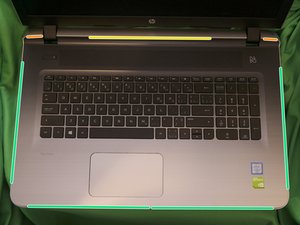 Langkah 4 — Membuka Casing Laptop