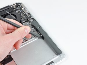 Langkah 5 — Lepaskan Speaker Kiri