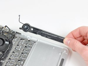 Langkah 5 — Lepaskan Speaker Kiri