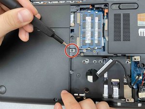 Langkah 6 — Lepaskan Sekrup Optical Drive