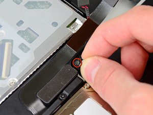 Langkah 2 — Mengungkap Screws Tersembunyi