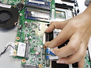 Langkah 6 — Mengangkat Motherboard