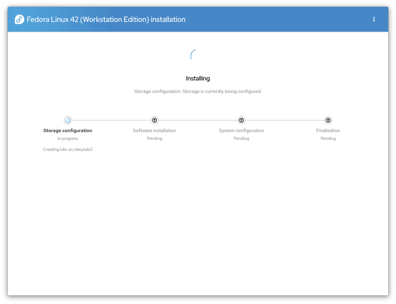 Layar pemasangan Fedora menampilkan empat tahap: Storage configuration, Software installation, System configuration, Finalization