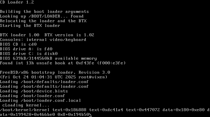 Layar boot ravynOS menampilkan CD Loader 1.2 dan proses BTX loader FreeBSD memuat /boot/loader.conf sebelum kernel dimuat