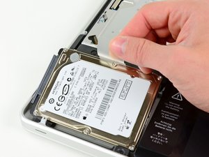 Langkah 3 — Mengeluarkan Hard Drive