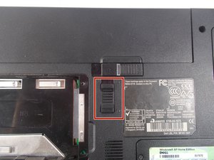 Langkah 2 — Lepaskan Tab Baterai dan Buka Keyboard