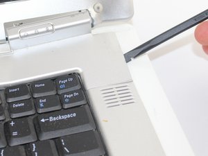 Langkah 2 — Membuka Bezel di Atas Keyboard dan Bawah Layar