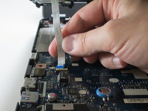 Langkah 8 — Lepaskan Panel Atas dan Siapkan Penggantian Keyboard