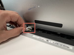 Langkah 4 — Mengangkat Konektor Layar
