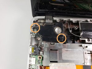 Langkah 6 — Melepas Sekrup Speaker