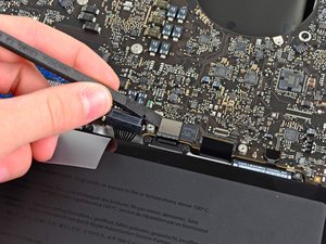 Langkah 9 — Mengangkat Kabel Trackpad