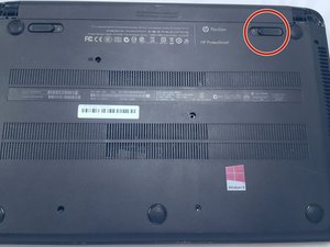 Langkah 2 — Membuka Casing Laptop